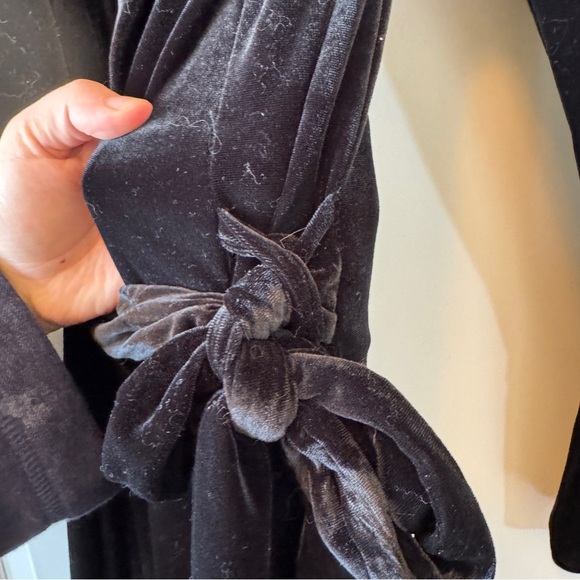 Oscar de la Renta Pink Label S Black Velvet Robe with Floral Embroidery - Picture 7 of 8